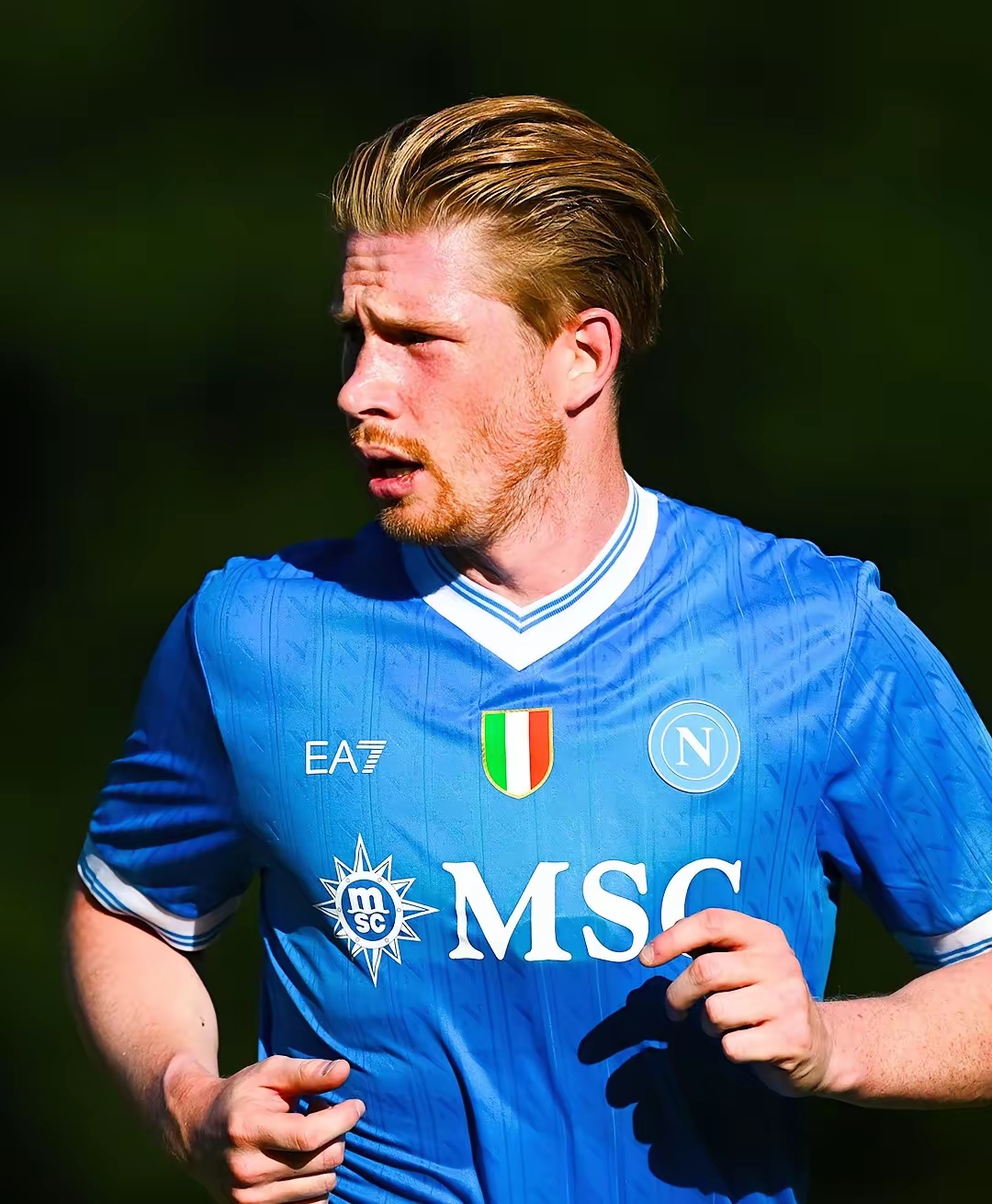 轻伤不下火线！记者：姆巴佩左手无名指骨折，但仍将出战曼城